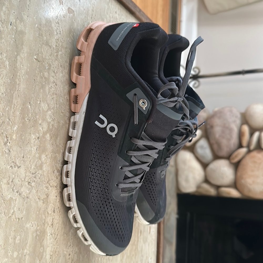 On cloud 5 running shoe , 10.5 women’s excellent condition